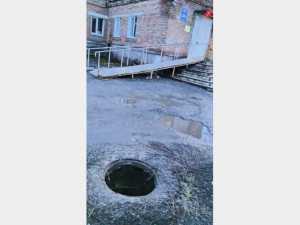 Пациенты поликлиники в поселке Аютинском города Шахты рискуют провалиться в открытый люк