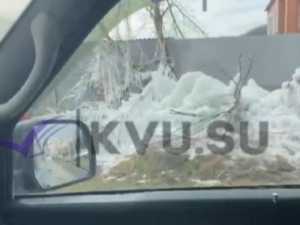 В Шахтах на месте коммунальной аварии вырос ледяной монолит