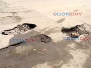 На улице Шевченко в Шахтах асфальт ушел под землю