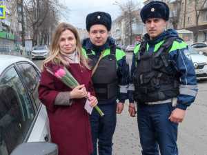 В Шахтах гаишники дарили автоледи цветы вместо штрафов