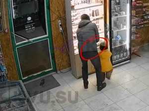 Плохой пример: парочка в Шахтах украла товар в пивняке на глазах у ребёнка