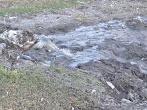 В Шахтах канализационный порыв уже четвертый месяц заливает поселок