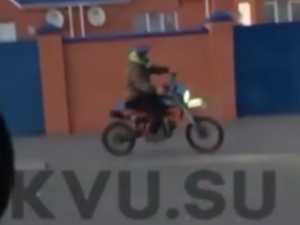 В Шахтах подросток разъезжает на питбайке возле школы №42