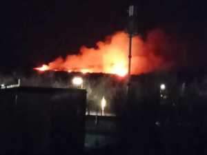 Сухая трава загорелась в поселке Новый города Шахты