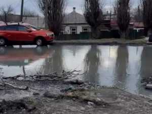 Аварийный люк затопил канализацией целую улицу в Шахтах