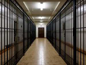 В Шахтах на семь лет осудили мужчину за нападение с топором на сожителя матери