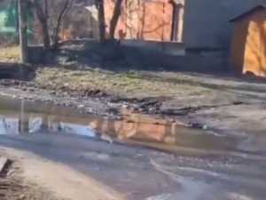 Коммунальный коллапс в Шахтах: дорога перед многоэтажкой тонет в нечистотах