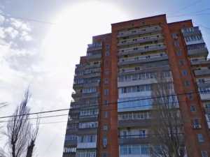 Молодой человек погиб после падения из окна многоэтажки в Шахтах