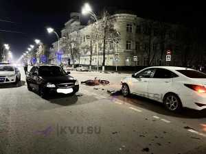 В Шахтах мотоциклист врезался в две машины и получил травмы