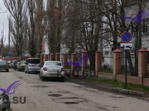 Угроза эвакуатора не подействовала на жителей Шахт, оставляющих авто в больничном дворе