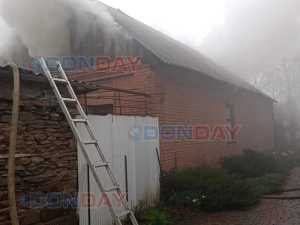 В Шахтах загорелся дом на улице Пушкина