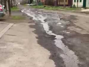 Жители Шахт жалуются на течь воды из люка на улице Балочной