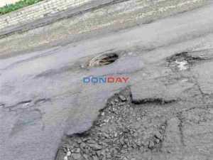 Автомобилисты бьют колеса в центре Шахт через открытый люк