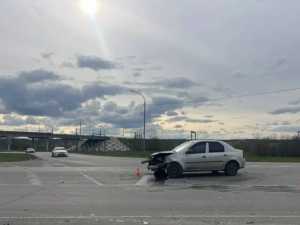 Пенсионерка на легковушке врезалась в дерево на трассе в Октябрьском районе