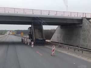 Грузовик врезался в мост на трассе под Новоперсиановкой