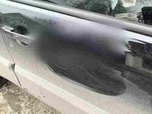 В Шахтах ранее судимая соседка ножницами повредила машину