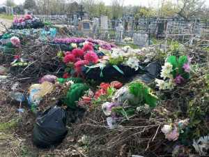 Перед Пасхой жительница Шахт обнаружила могилы родственников под мусором