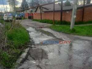 В Шахтах вода из аварийных труб размывает дороги и топит дворы поселка 20 лет РККА