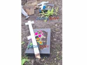 На кладбище в Шахтах вандалы сломали памятники и кресты