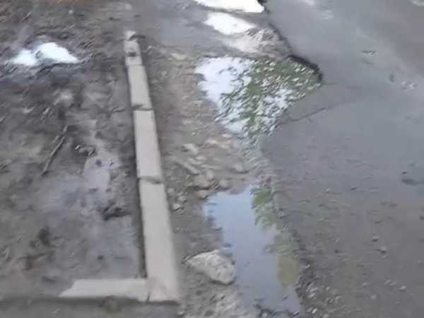 Старики задыхаются: жители города Шахта несколько месяцев жалуются на текущую возле пансионата канализацию