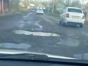 Машины объезжают по встречной: шахтинцы пожаловались на ямы у Северного Переезда