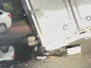 На Северном Переезде в Шахтах грузовик застрял в яме и лишился колеса