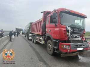 Рейсовый автобус и две фуры столкнулись на трассе М-4 "Дон" под Шахтами