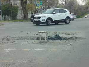 На дороге в центре города Шахты появилась огромных размеров яма