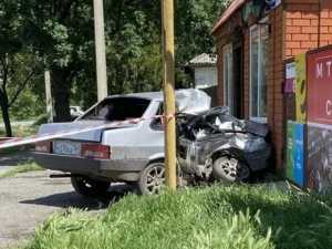 В Шахтах легковой автомобиль влетел в жилой дом