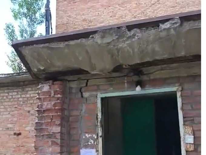 Подвал аварийного дома в Шахтах затоплен канализацией, а козырьки крошатся на головы людям
