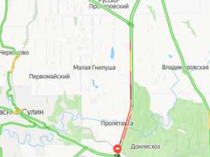 На трассе под Шахтами растянулась пробка из-за ДТП