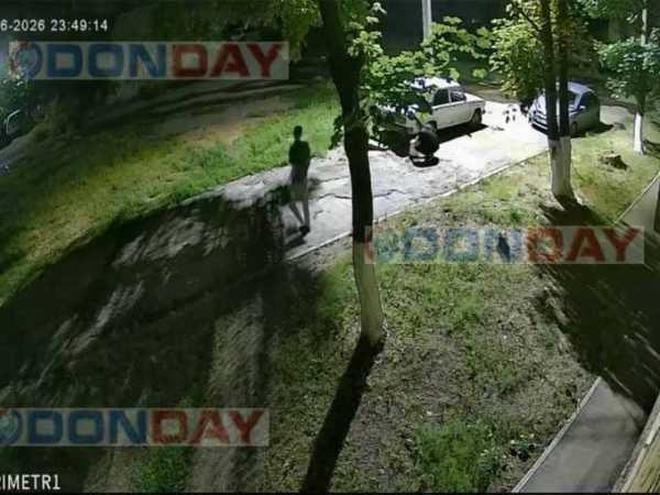 Двое мужчин слили бензин из машины во дворе МКД в Шахтах
