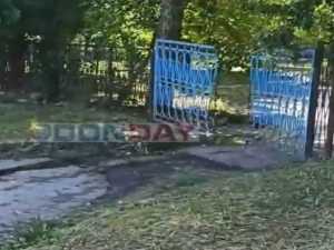В Шахтах канализационные стоки затапливают двор детского сада